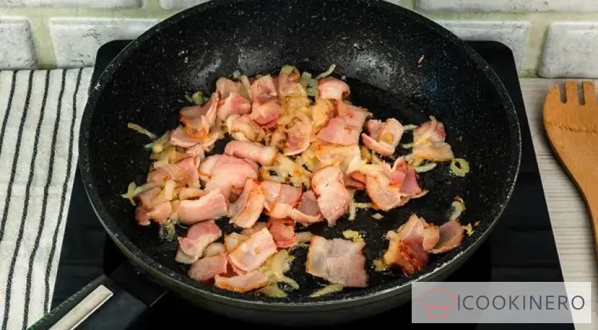 Egg noodles with bacon