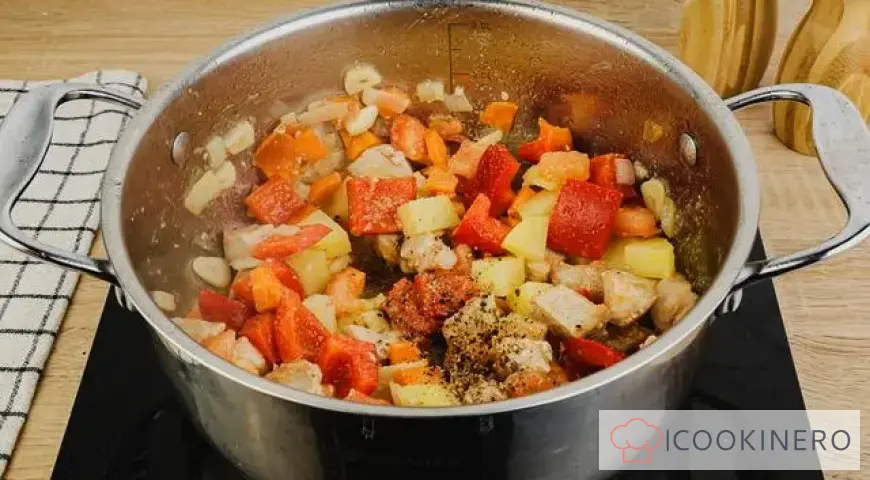 Lagman di maiale con tagliatelle