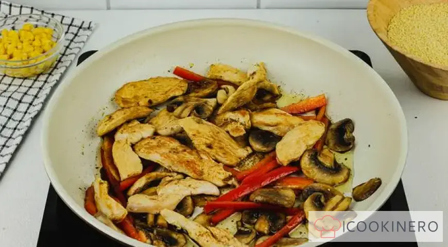Bowl with couscous, chicken, mushrooms and bell peppers