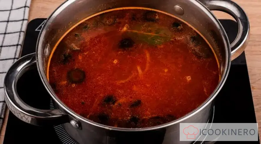 Solyanka with chicken and sausage