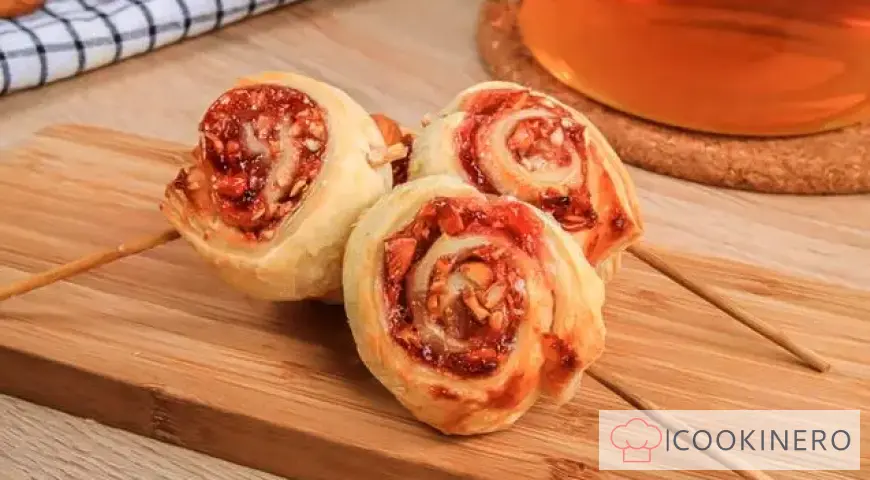 Riccioli di pasta sfoglia su un bastoncino