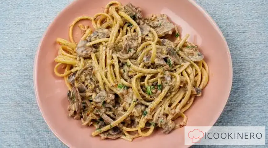 Spaghetti with mushrooms and nuts