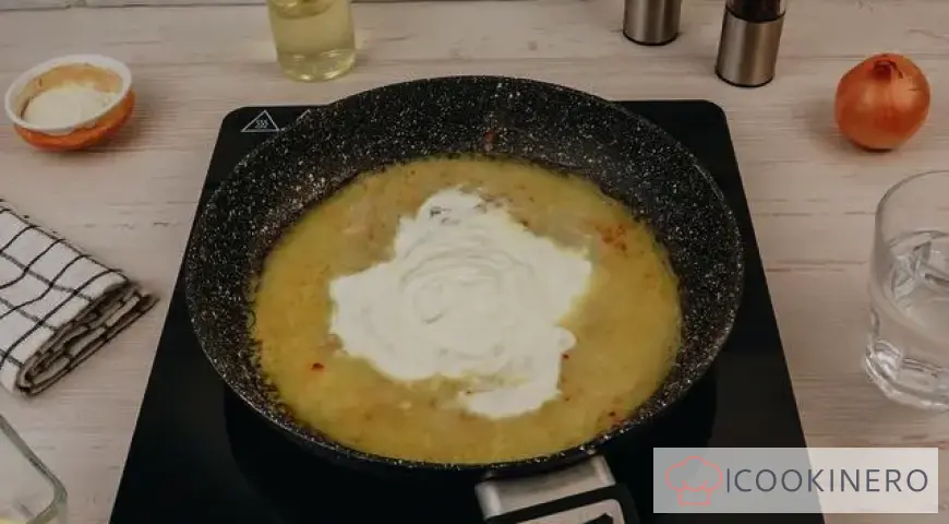 Grechanniki in sour cream sauce