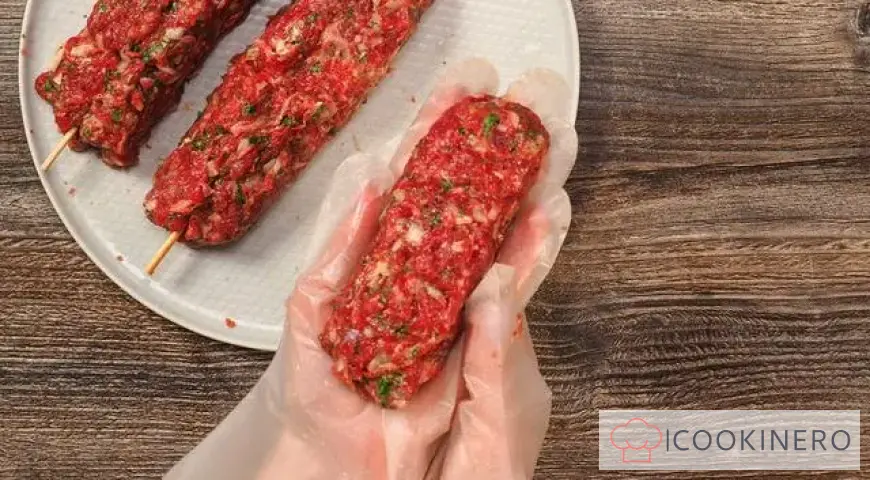 Lula-Kebab in einer Bratpfanne