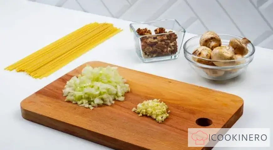 Spaghetti with mushrooms and nuts