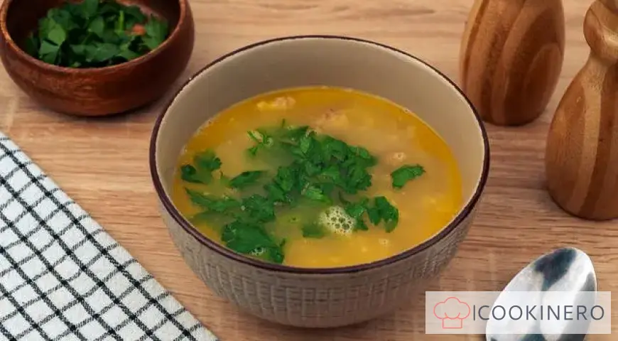 Zuppa di piselli con carne in umido