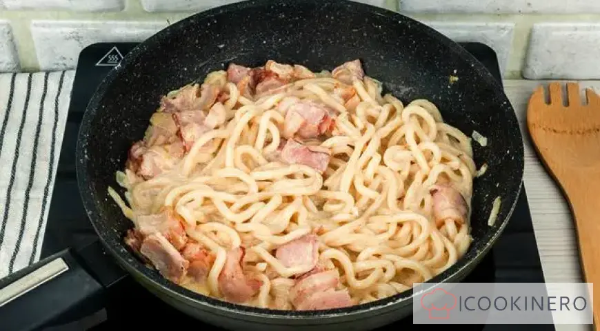 Egg noodles with bacon