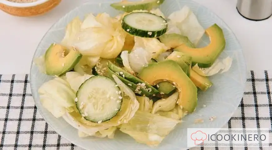Avocado-, Gurken- und Kohlsalat