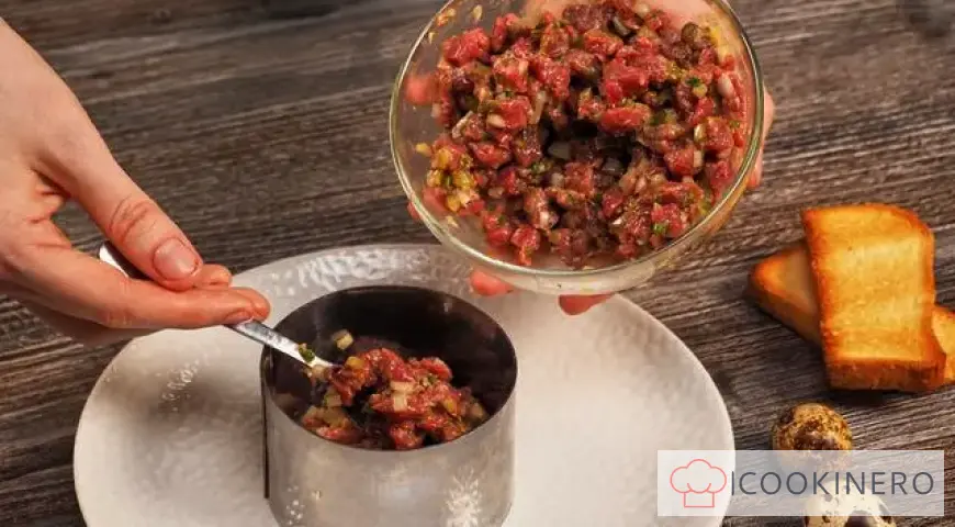 Beef tartare with onions and lemon
