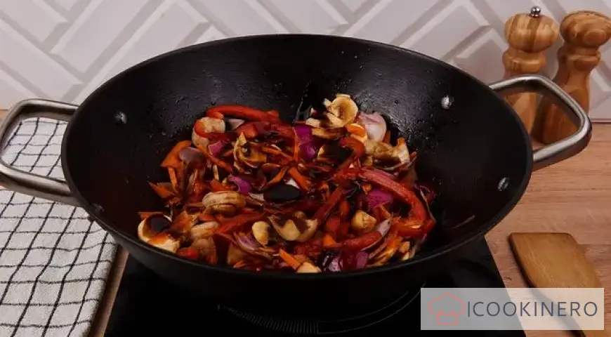 Noodles in salsa wok con gamberi tigre e funghi
