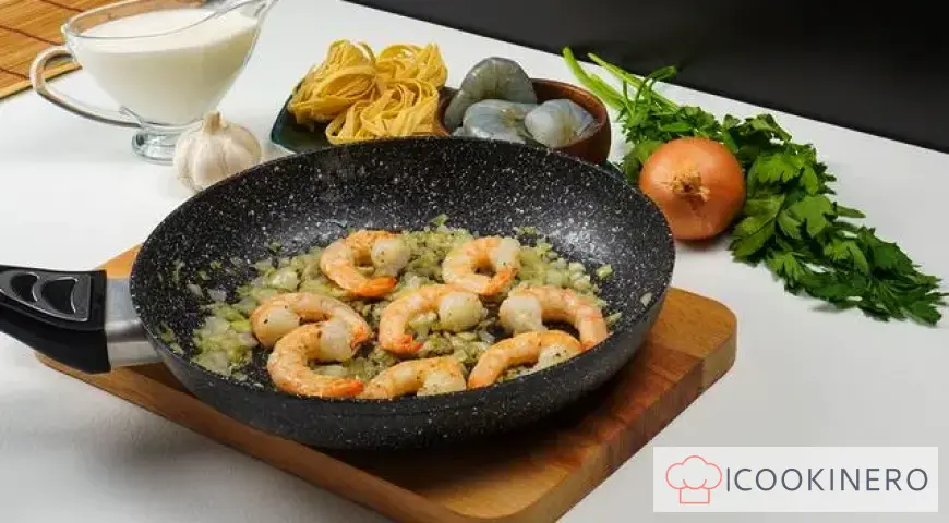 Quick Pasta with Shrimp in Creamy Garlic Sauce