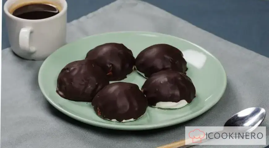 Hausgemachte Marshmallows mit Schokoladenüberzug