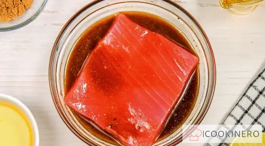 Filete de atún en salsa de soja y miel con lima