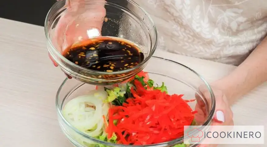 Salat mit Forelle und Gemüse