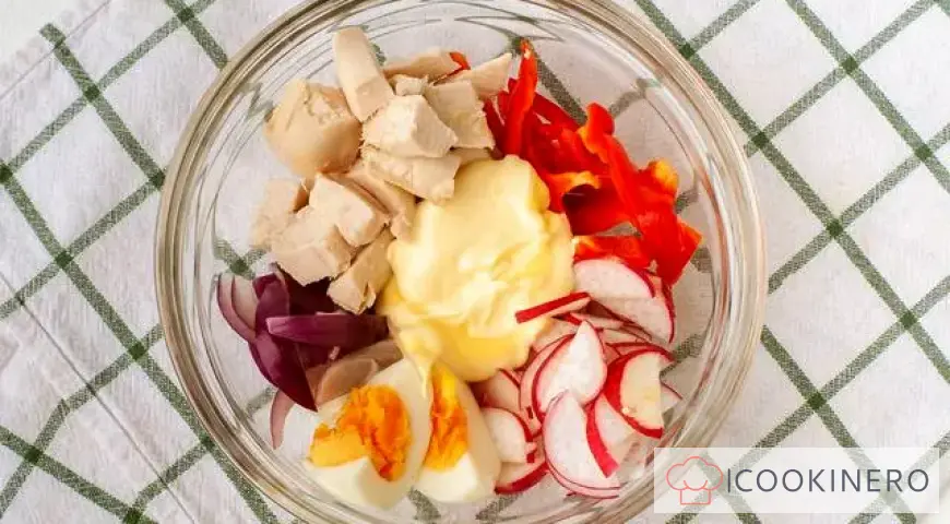 Insalata con pollo e ravanello