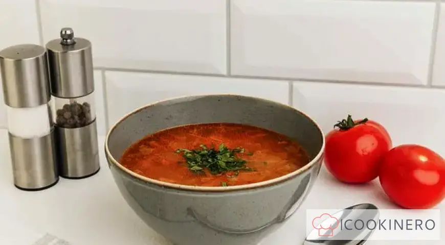 Sopa de col con pasta de tomate