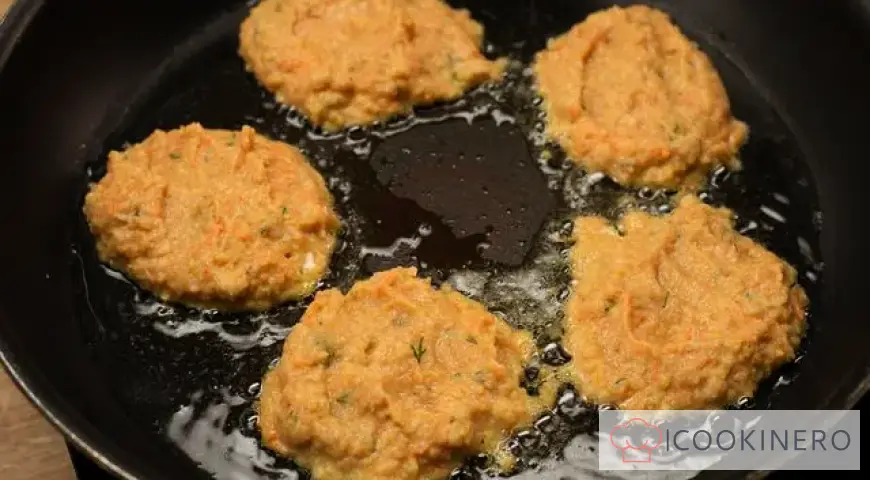 Chickpea cutlets with carrots and sour cream