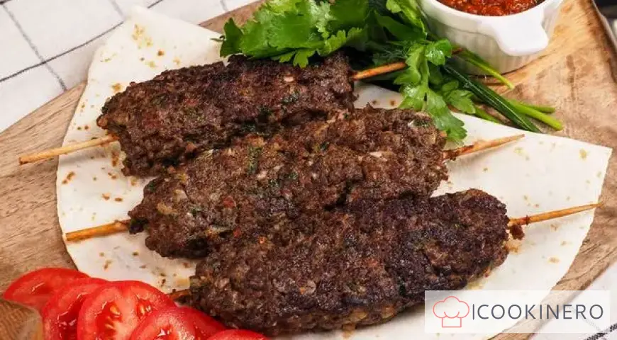 Lula-Kebab in einer Bratpfanne