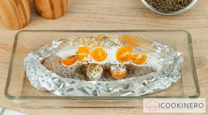 Pollock baked in cream and cherry tomatoes