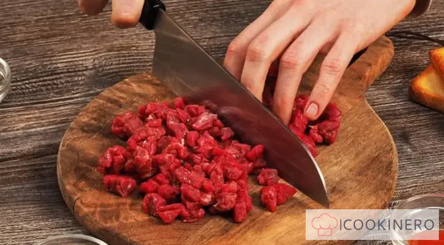Beef tartare with onions and lemon