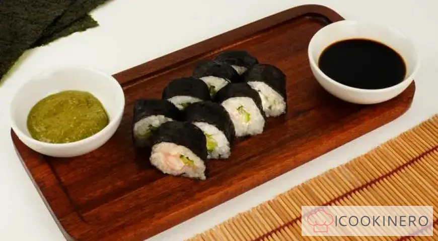 Roll with shrimp, cucumber and cream cheese