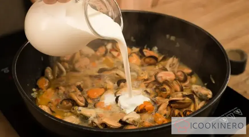Mussels in creamy garlic sauce