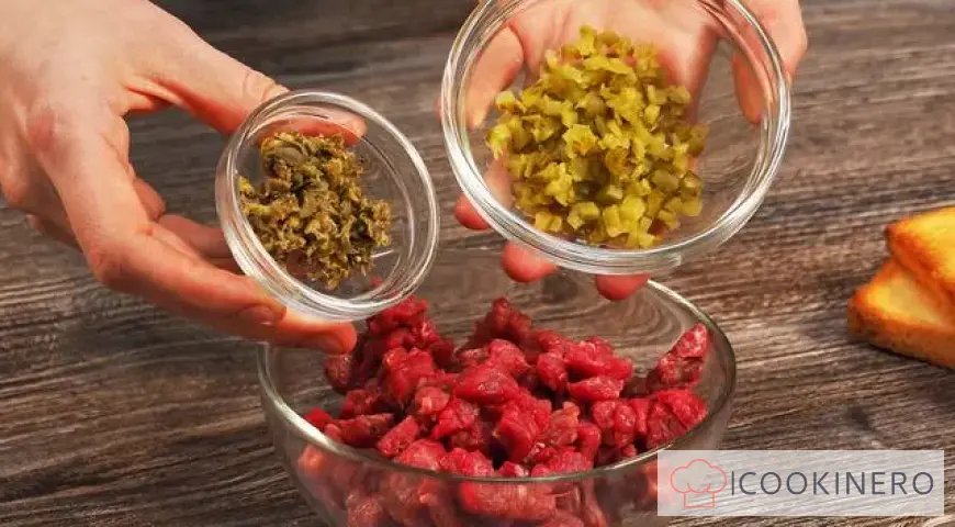 Beef tartare with onions and lemon