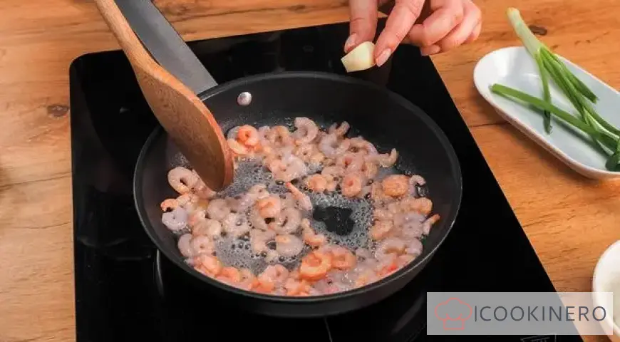 Tartlets with shrimps and cream cheese