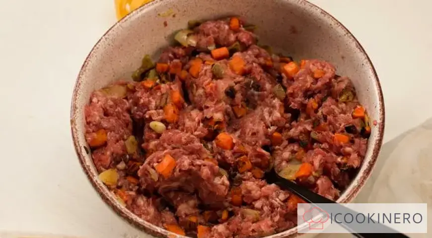 Nidi di spaghetti con carne macinata e pomodori