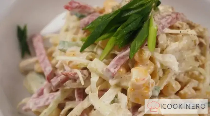 Ensalada con col y salchicha ahumada