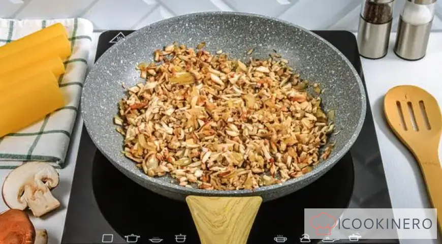 Cannelloni with minced meat and mushrooms