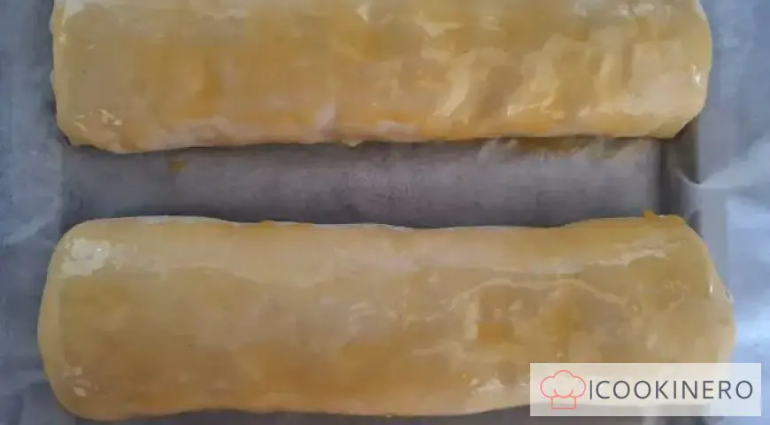 Puff pastry roll with apples
