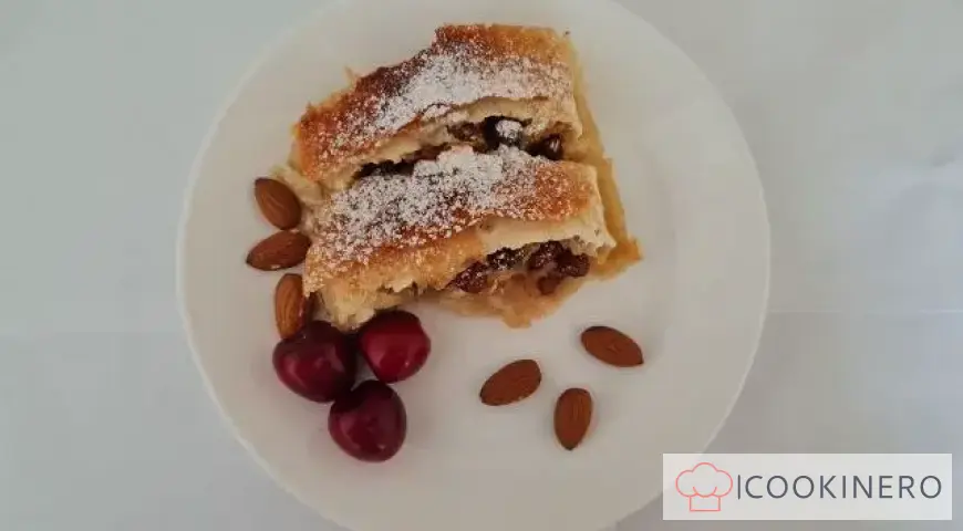Puff pastry roll with apples