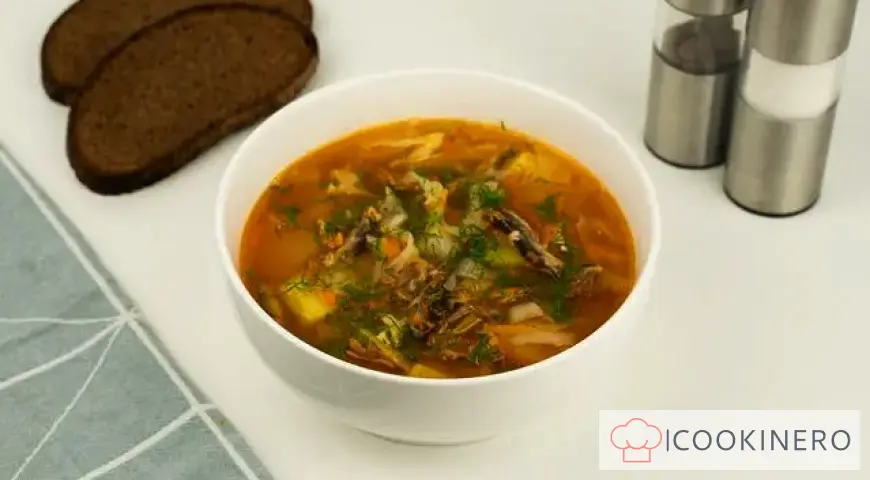 Kohlsuppe mit Sprotte in Tomatensauce