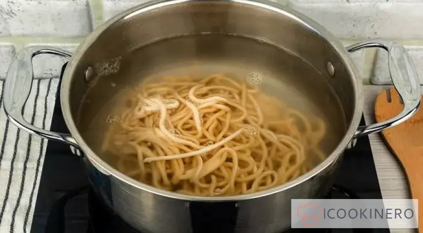 Egg noodles with bacon