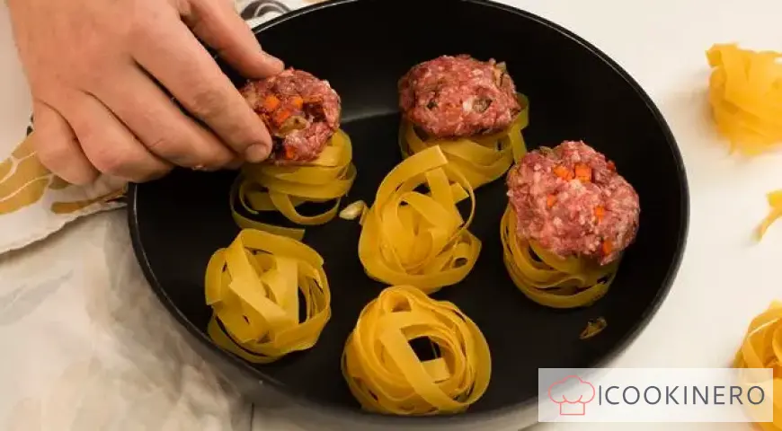 Nidi di spaghetti con carne macinata e pomodori