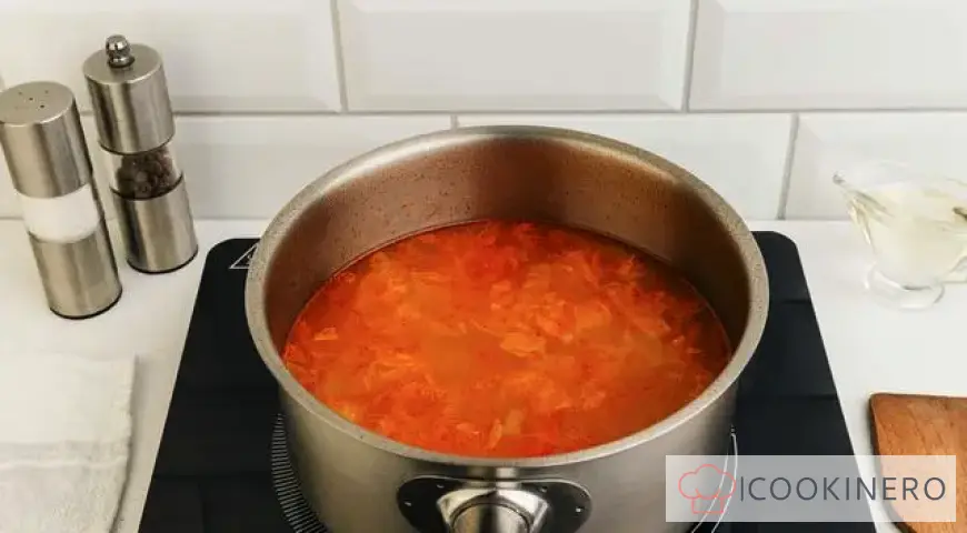 Sopa de col con pasta de tomate
