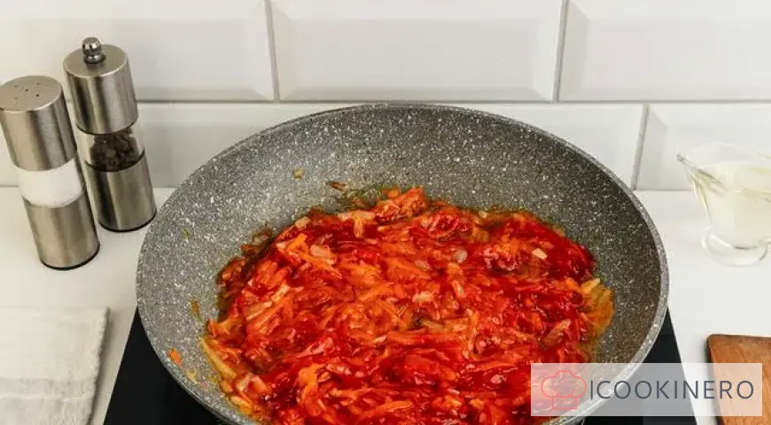 Sopa de col con pasta de tomate