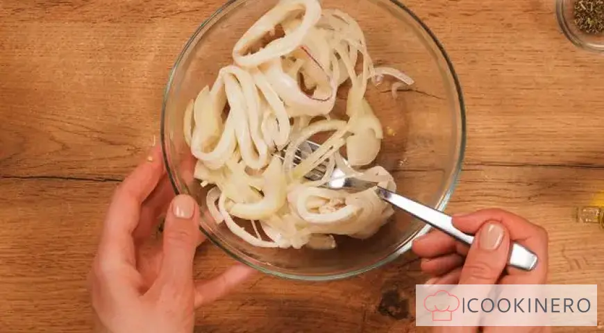 Salad with squid and fried champignons