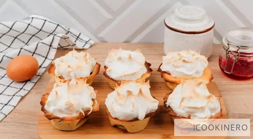 Shortbread baskets with raspberries and meringue