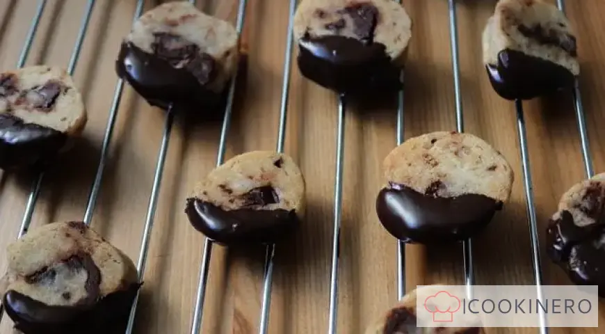 Shortbread cookies with chocolate