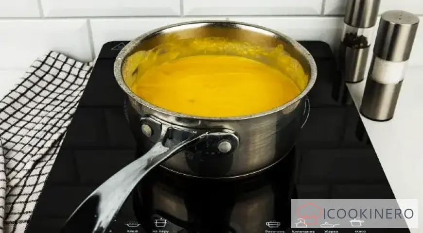Zuppa cremosa di zucca con brodo di pollo