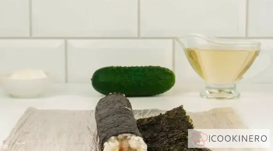 Roll with shrimp, cucumber and cream cheese