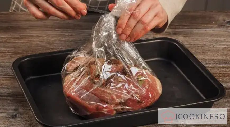 Prosciutto di maiale cotto al forno in una manica