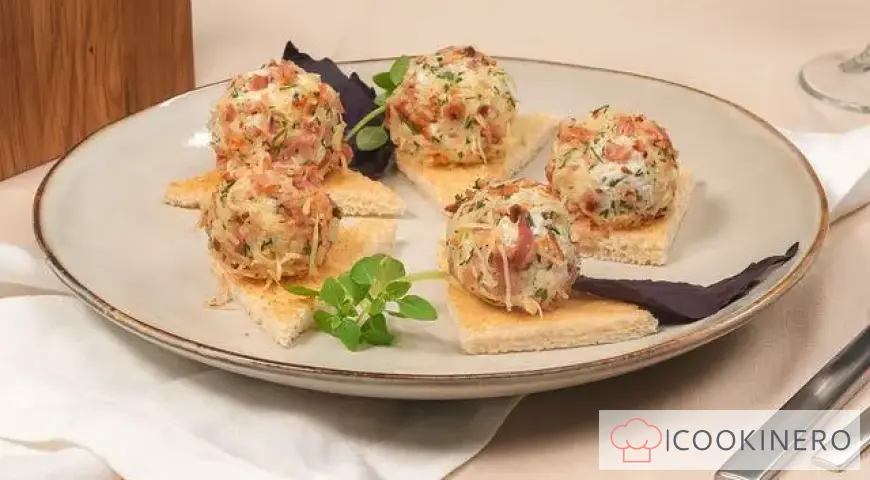 Queso con pepinos encurtidos