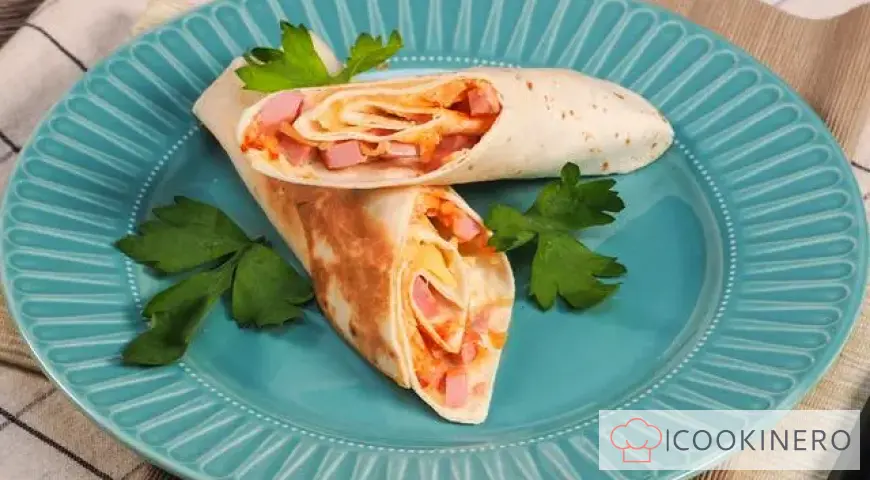Lavash frit avec saucisse et fromage