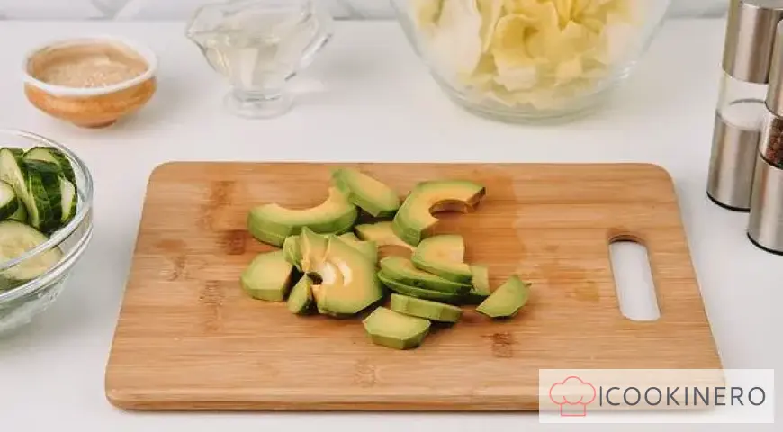 Avocado-, Gurken- und Kohlsalat