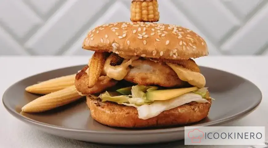 Sandwich mit Garnelen, Avocado und Babymais