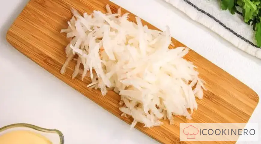 Salad with radish, cheese and carrots