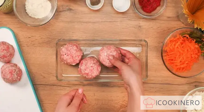 Minced meat "hedgehogs" in creamy sauce